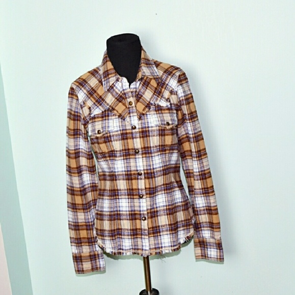 Tops - Beautiful Western Styled Button Down Shirt
